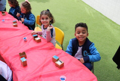 O Infantil 3 em o projeto do livro paradidático “O homem que amava caixas”.