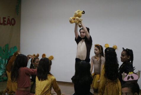 1º Ano A e B encantam com uma apresentação inspirada no Rei Leão