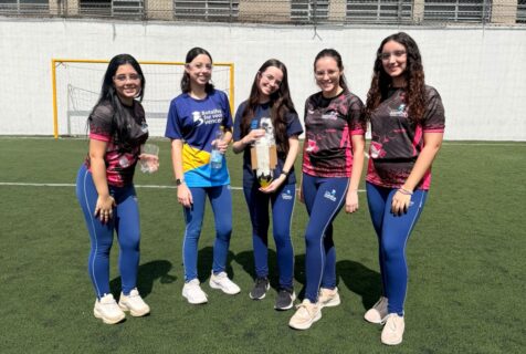 Experimento químico com reação e propulsão